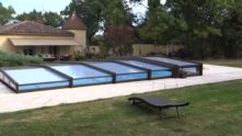 L'abri De Piscine Bas Pour Une Protection Simple, Efficace Et Discrète