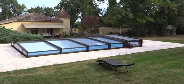 L'abri de piscine bas pour une protection simple, efficace et discrète