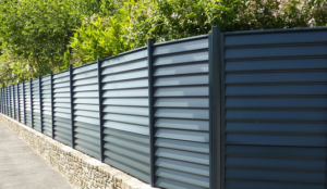 Le prix d'une clôture en aluminium est défini au mètre linéaire