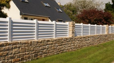 La clôture en PVC est pratique à installer tout en affichant un excellent rapport qualité/prix