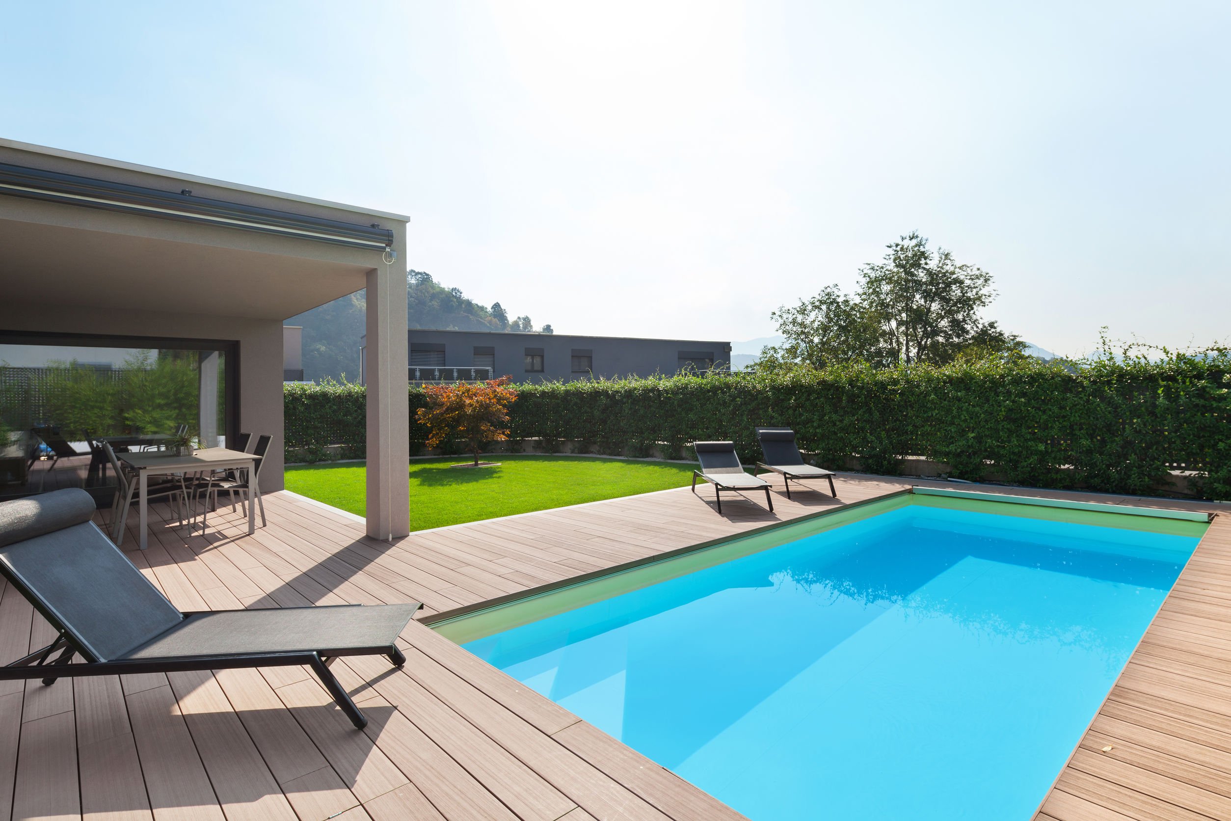 Piscine dans le jardin d'une maison moderne, prix d'une piscine