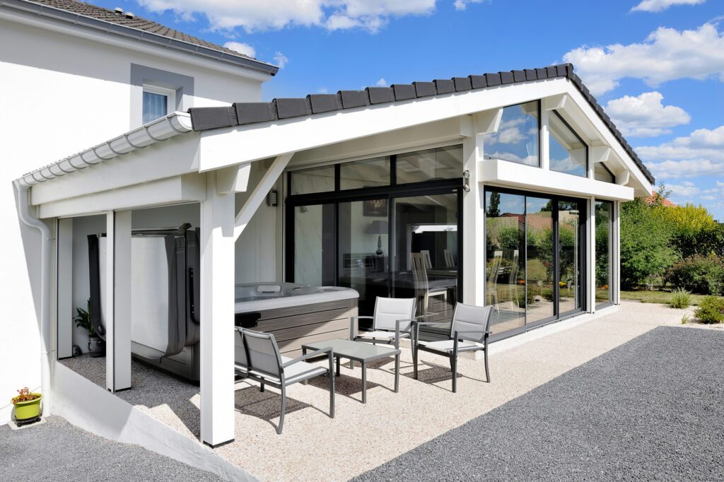 Superbe véranda esthétique, confortable et qui invite à se détendre.